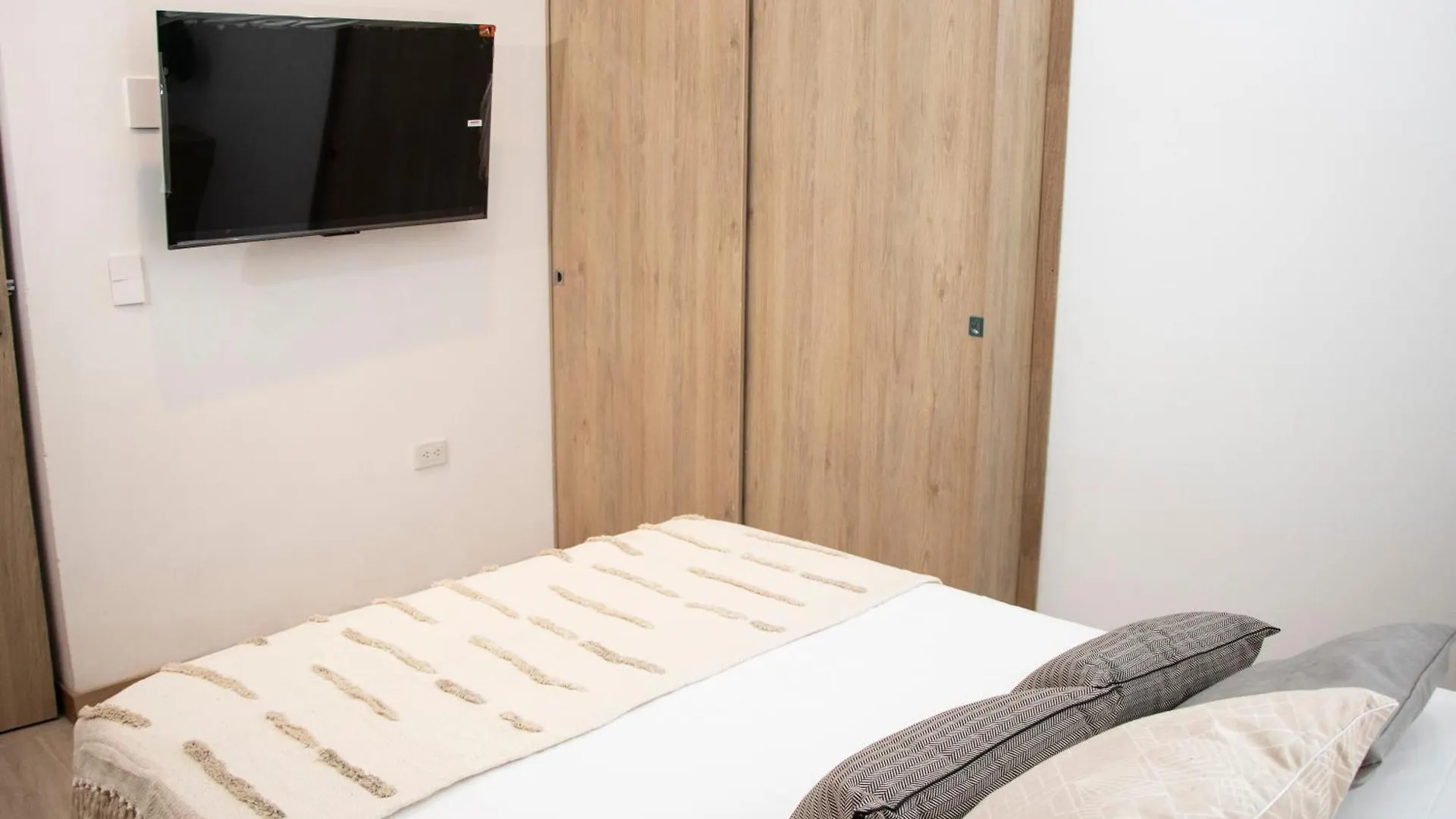 Zenia 70 Living & Suites 麦德林