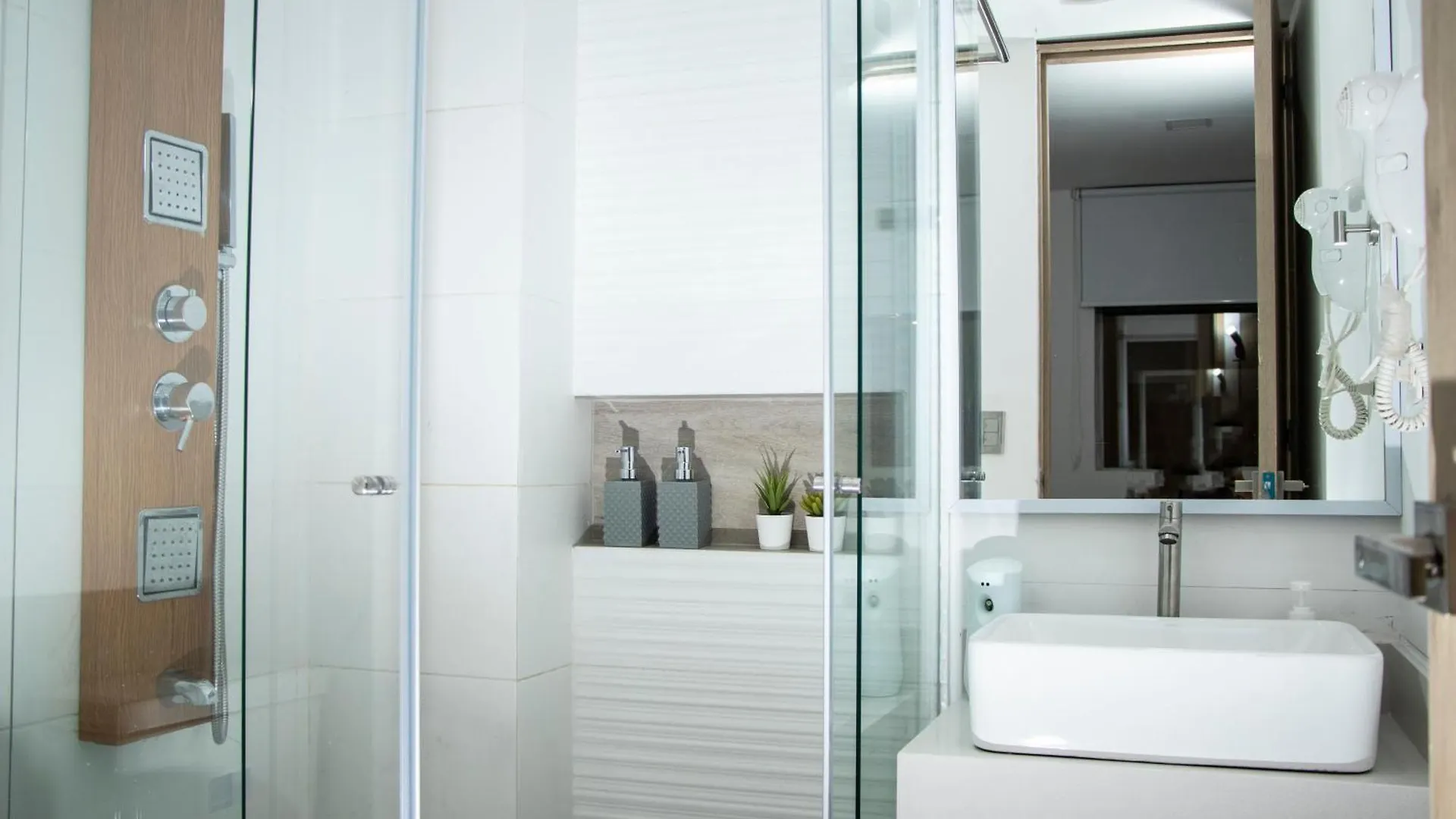 Zenia 70 Living & Suites Medellin Apartment